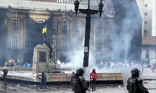 Colombia: la polizia spara sulle manifestazioni