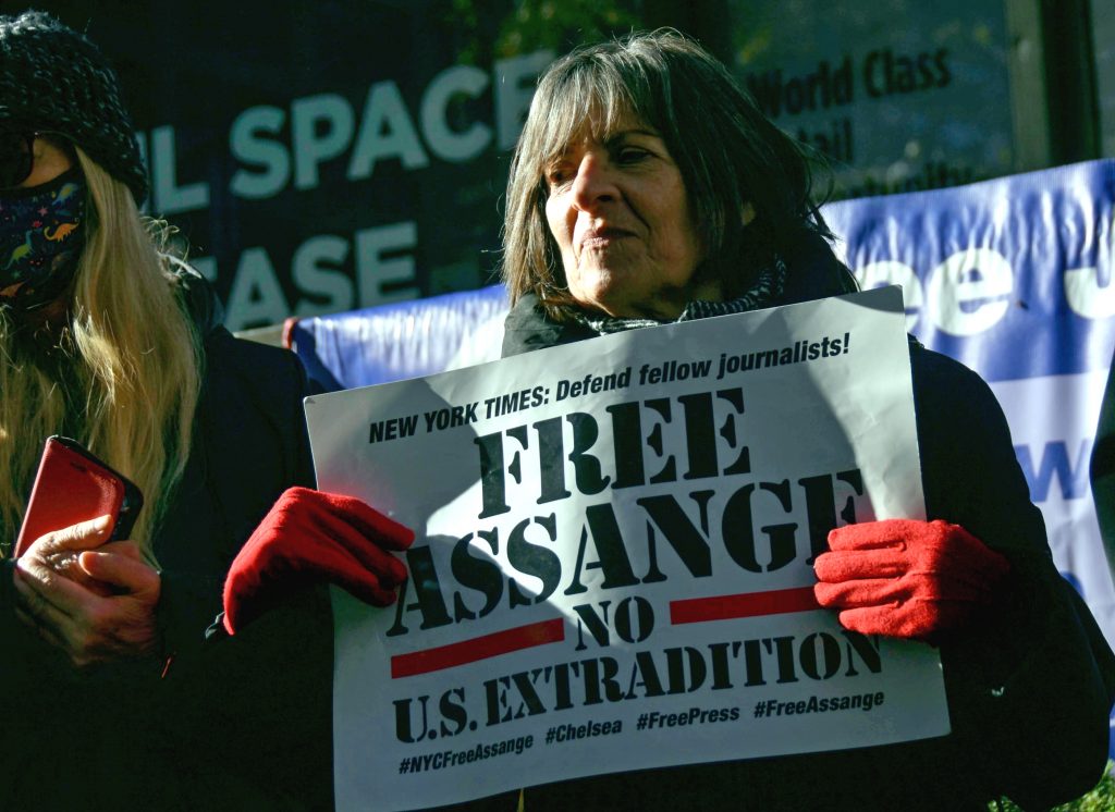 Vite parallele: Julian Assange e Ian Fishback