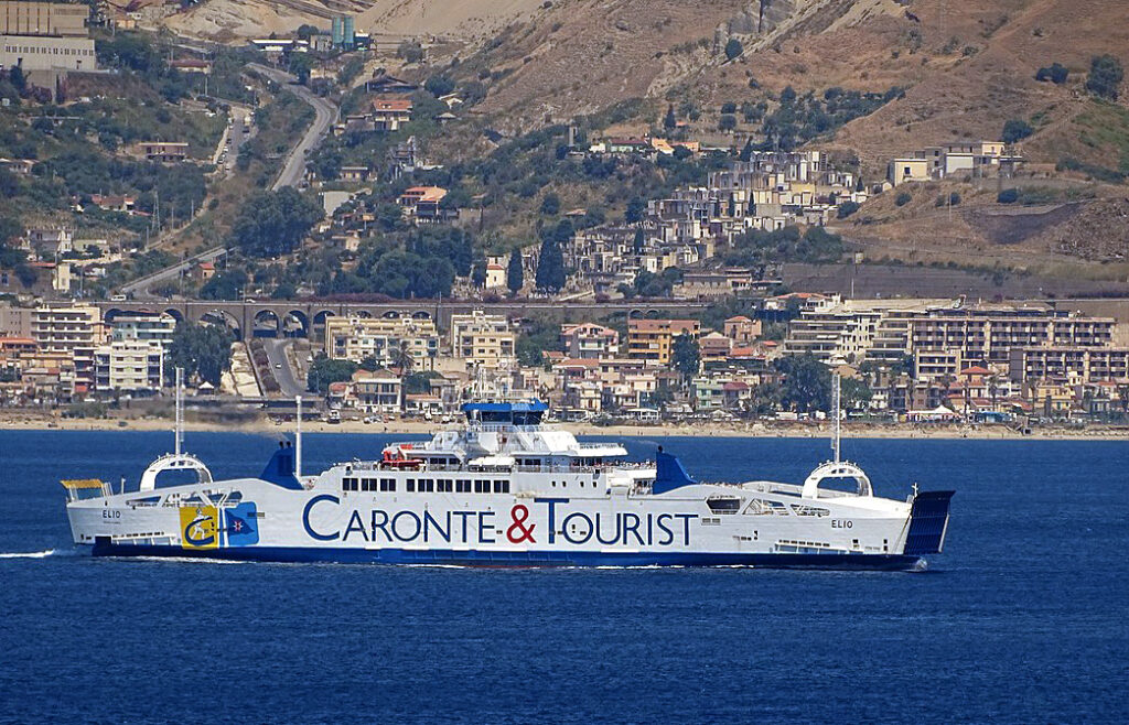 Si chiamano “Caronte” i traghetti che portano in Sicilia