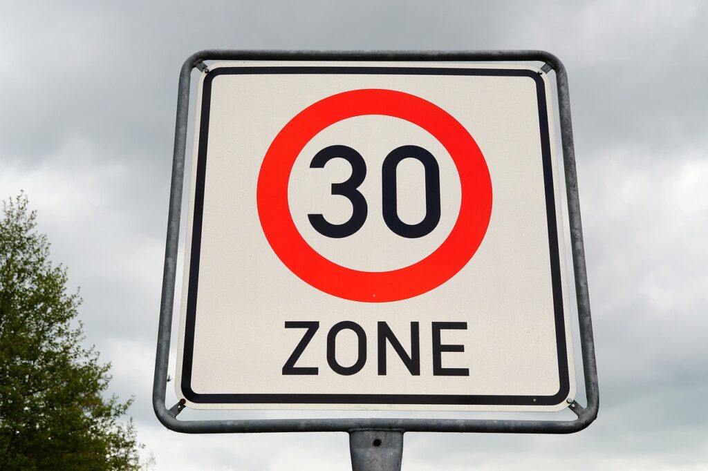 Limite di velocità in città a 30 km orari