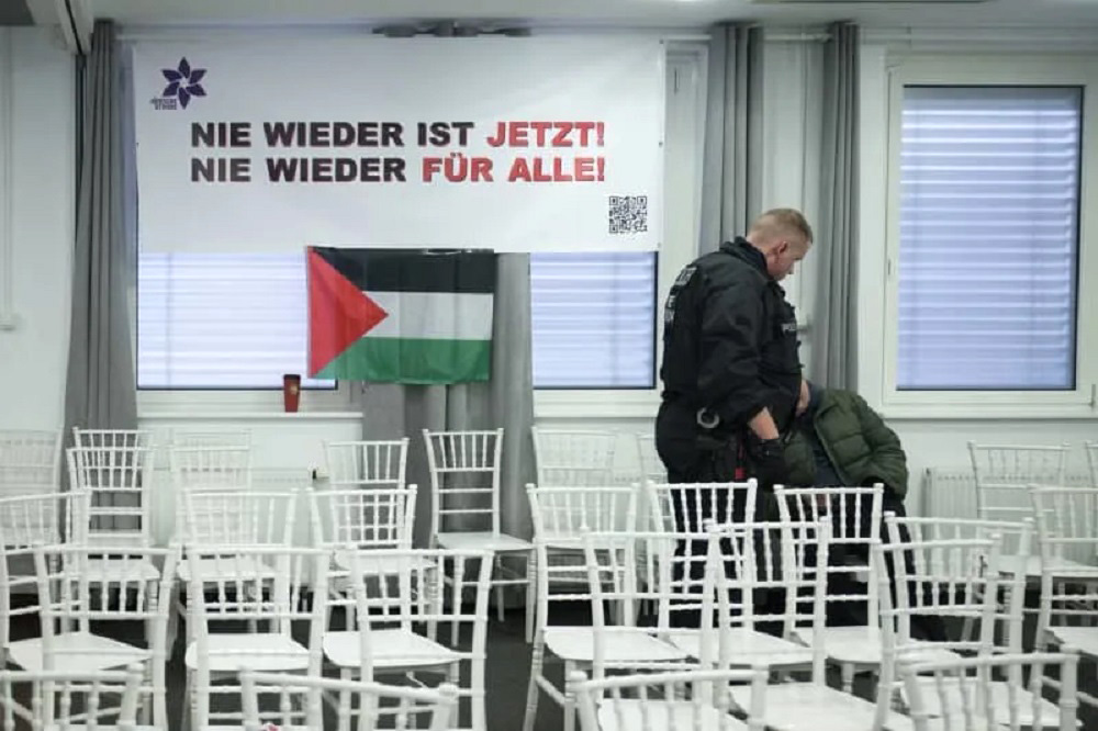 Berlino: interrotto dalla polizia il Congresso sulla Palestina organizzato dal movimento DiEM25